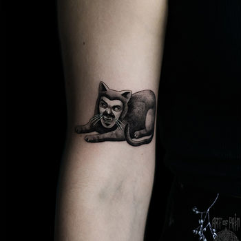 Татуировка женская хоррор на руке кот