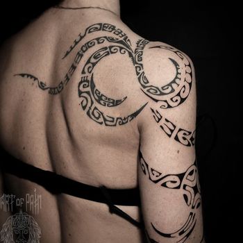 Татуировка женская полинезия на плече и лопатке узор