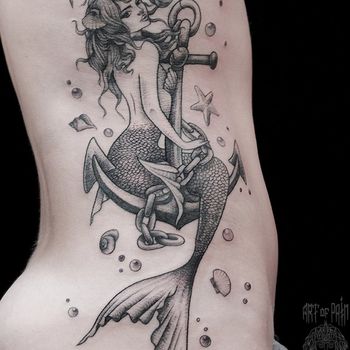 Татуировка женская графика на боку русалка