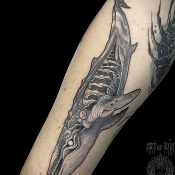 Татуировка мужская реализм на предплечье кит