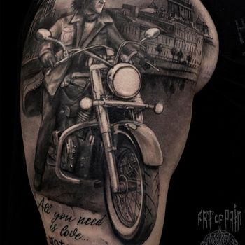 Татуировка мужская black&grey на плече на мотоцикле