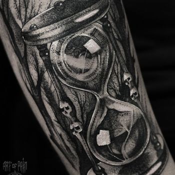 Татуировка мужская Black&Grey на предплечье песочные часы с черепами