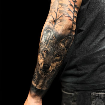 Татуировка мужская графика на предплечье волк