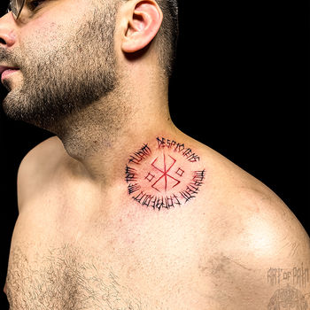 Татуировка мужская каллиграфия на шее надпись
