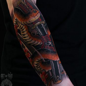 Татуировка мужская япония на предплечье змея и сакура