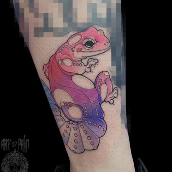 Татуировка женская графика и акварель на голени ящерка
