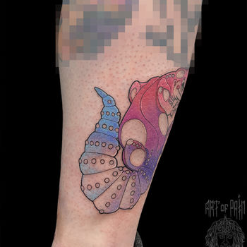 Татуировка женская графика и акварель на голени хвост ящерки