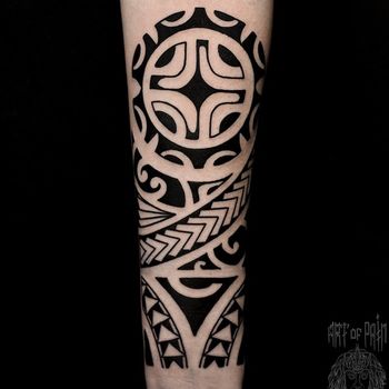 Татуировка женская полинезия на предплечье орнамент