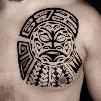 Татуировка мужская полинезия на груди орнамент