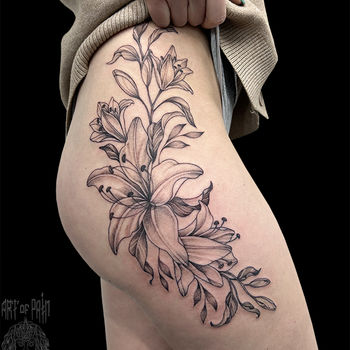 Татуировка женская графика на бедре цветы лилии