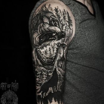 Татуировка мужская графика на плече волки