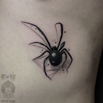 Татуировка мужская графика на боку паук