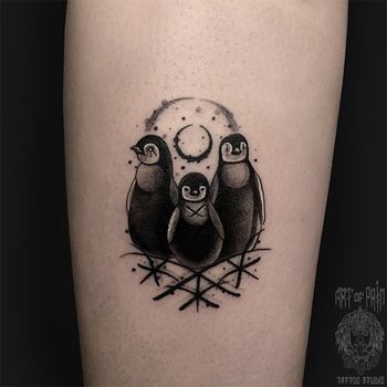 Татуировка женская графика на голени пингвины 