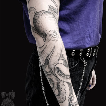Татуировка мужская графика на руке осьминог