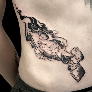 Татуировка мужская графика на животе зажигалка