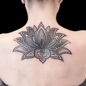 Татуировка женская орнаментал на спине лотос