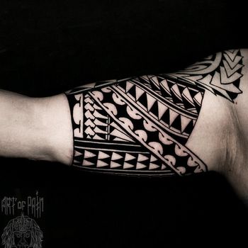 Татуировка мужская полинезия на руке орнамент