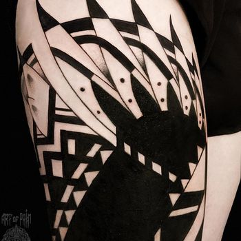 Татуировка женская полинезия на бедре орнамент кавер