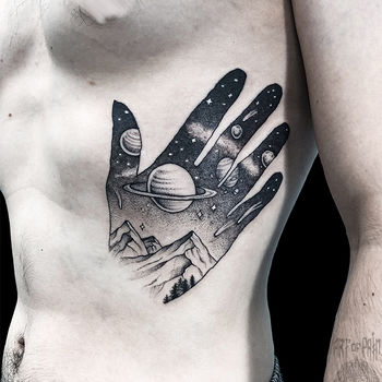 Татуировка мужская графика на боку космос рука