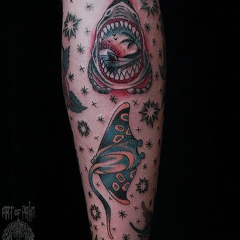 Татуировка мужская олд скул на голени акула и скат