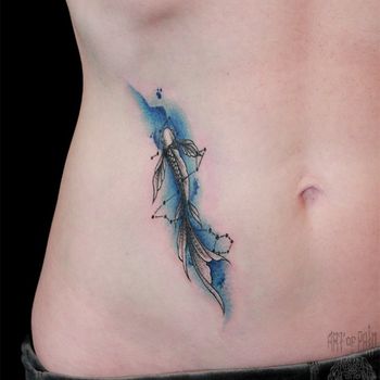 Татуировка женская акварель на боку рыбка