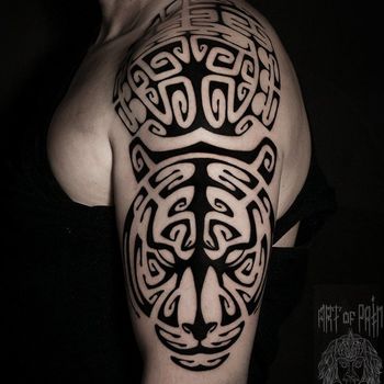 Татуировка мужская полинезия на плече ягуар