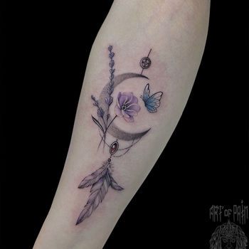 Татуировка женская графика на предплечье ловец снов и цветы