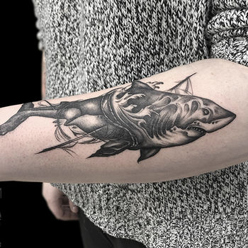 Татуировка мужская графика на предплечье акула