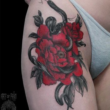 Татуировка женская нью-скул на бедре цветок и змеи