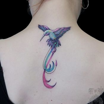Татуировка женская нью-скул на спине колибри
