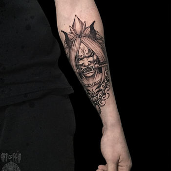 Татуировка мужская графика на предплечье демон и меч