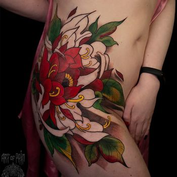Татуировка женская япония на бедре пион