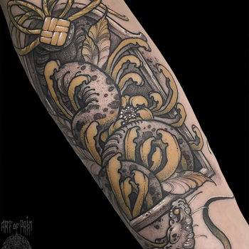 Татуировка женская графика на предплечье хризантема и змея