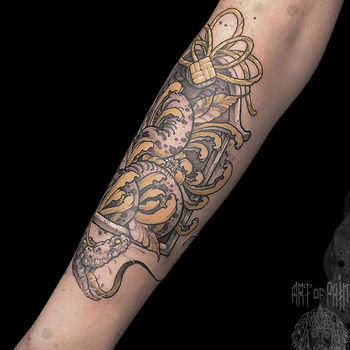 Татуировка женская графика на предплечье желтая хризантема и змея