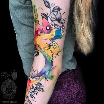 Татуировка женская акварель на руке мультипликация