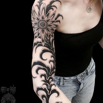Татуировка женская графика на руке цветок