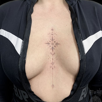 Татуировка женская графика на груди вертикальный узор