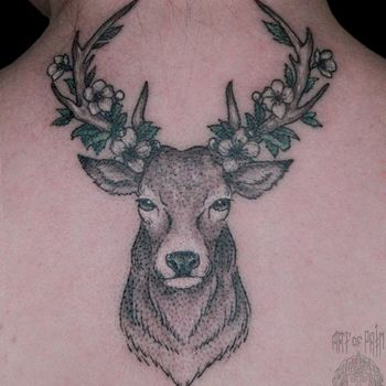 Татуировка женская графика на спине олень