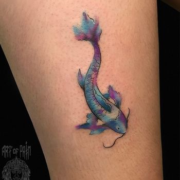 Татуировка женская акварель на бедре рыбка