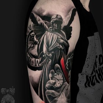 Татуировка мужская реализм на плече ангел, часы, рука
