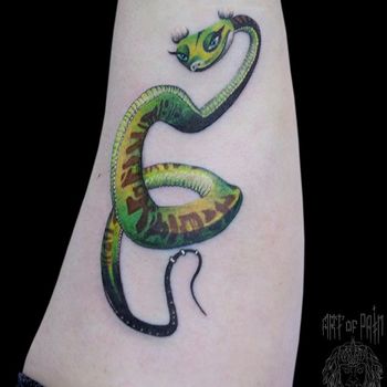 Татуировка женская нью-скул на предплечье змея