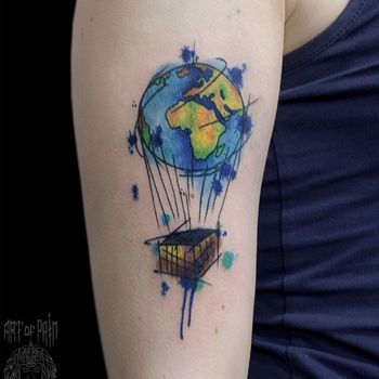 Татуировка женская акварель на плече воздушный шар, Земля