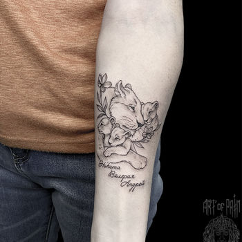 Татуировка женская графика на предплечье львица со львятами