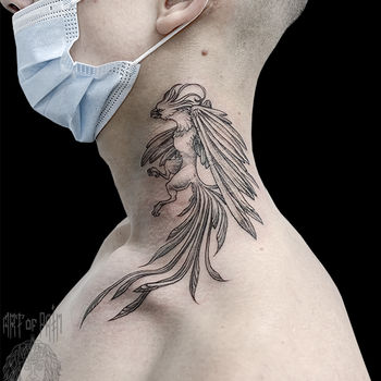 Татуировка мужская графика на шее грифон