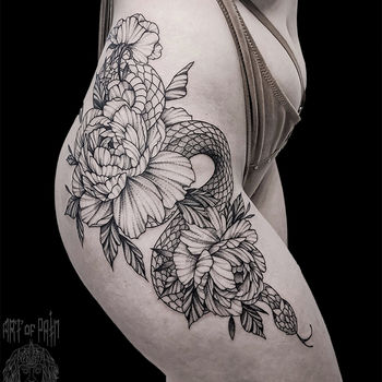 Татуировка женская графика на бедре змея и цветы
