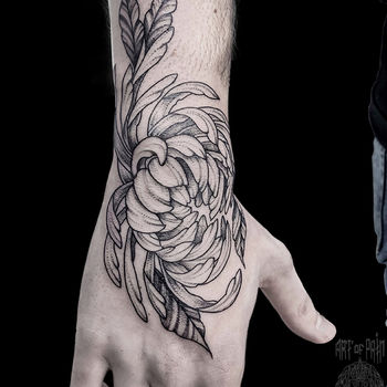Татуировка мужская графика на кисти хризантема