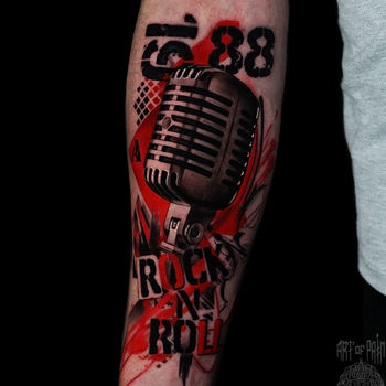 Татуировка мужская реализм и треш полька на предплечье надпись и микрофон