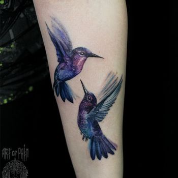 Татуировка женская реализм на предплечье две колибри