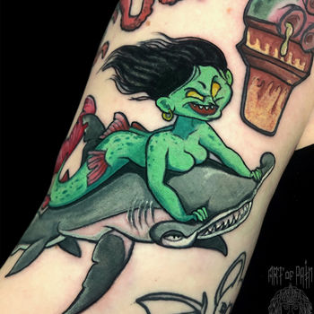 Татуировка женская нью скул на руке русалочка на акуле