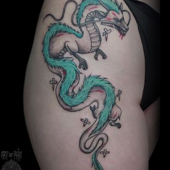 Татуировка женская нью-скул на бедре дракон
